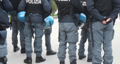 Guerriglia No Tav a Chiomonte: 60 agenti feriti, mezzi dati alle fiamme
